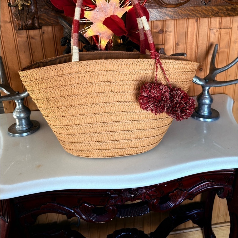 Loft woven handbag. Darling handles.